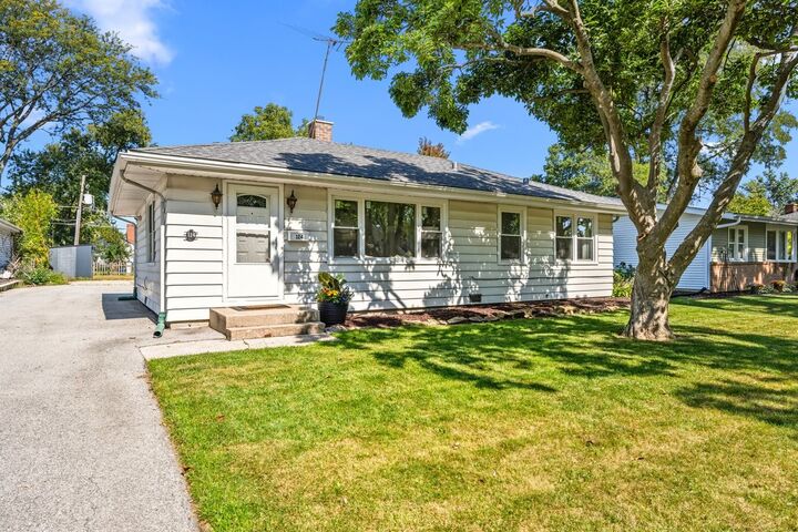 Property Photo:  124 W Sunset Avenue  IL 60148 