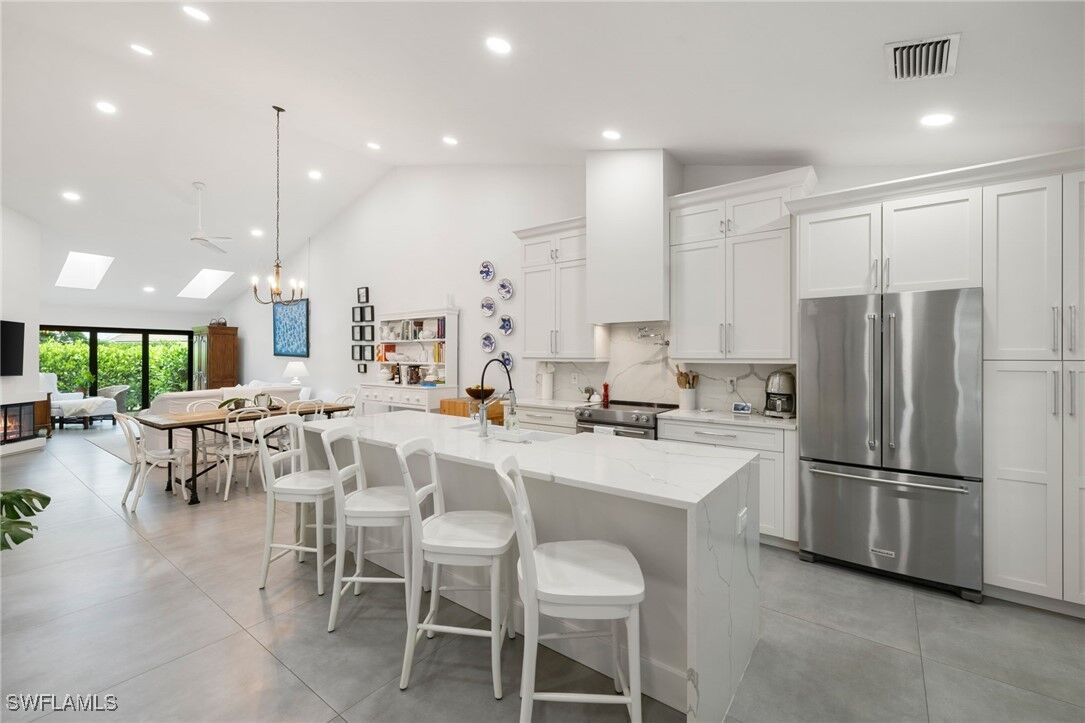 Property Photo: 4006 Crayton Road A-2 FL 34103