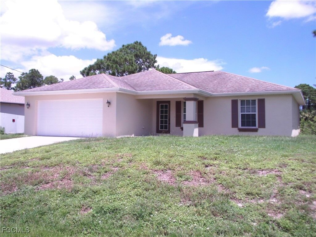 Property Photo:  1117 Venetia Street  FL 33974 