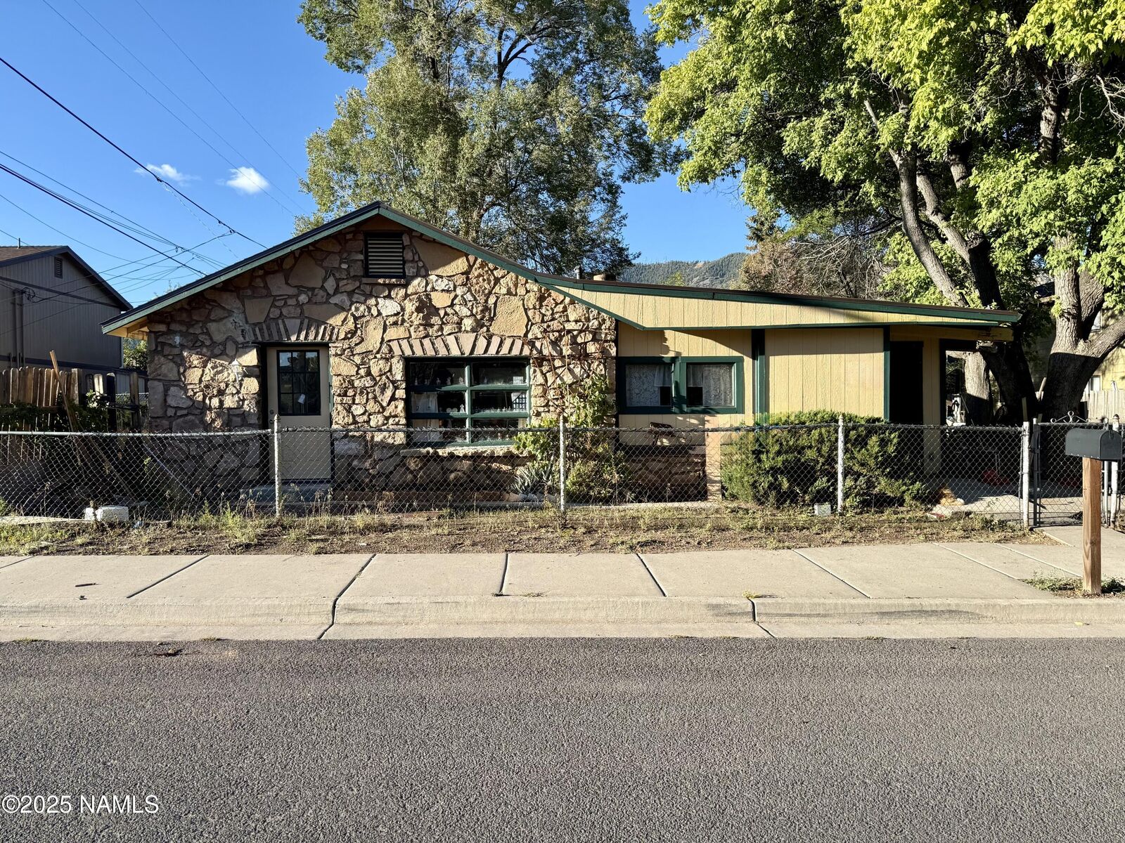 Property Photo: 2240 E Third Avenue AZ 86004