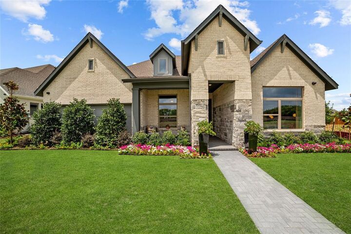 Property Photo: 609 Long Trail TX 76063