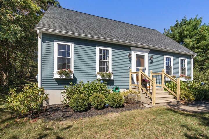 Property Photo: 6 Hickory Dr MA 01543