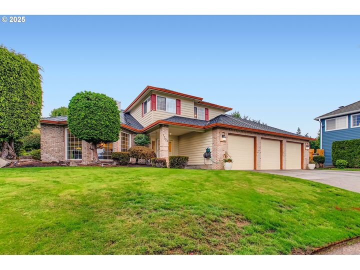 Property Photo:  1702 NW Gregory Dr  WA 98665 