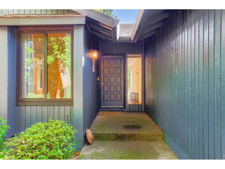 Property Photo: 8409 SW Jamieson Rd OR 97225