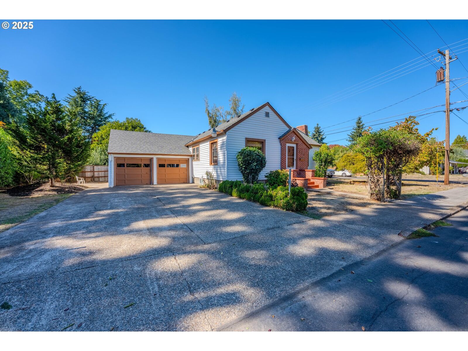 Property Photo:  935 NW Birch St  OR 97128 