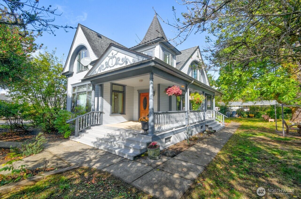 Property Photo:  218 E Young Street  WA 98541 