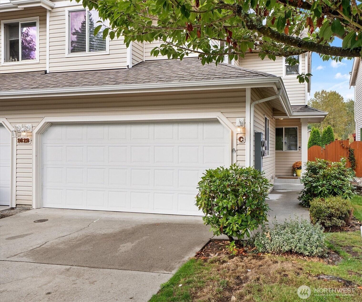 Property Photo:  1612  Hollow Dale Place 2-C  WA 98204 