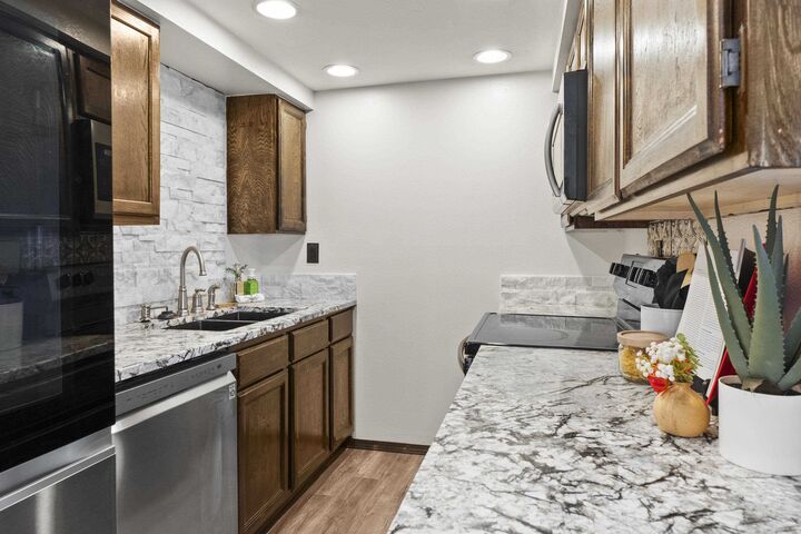Property Photo: 1002 W 7th Ave 203 WA 99204