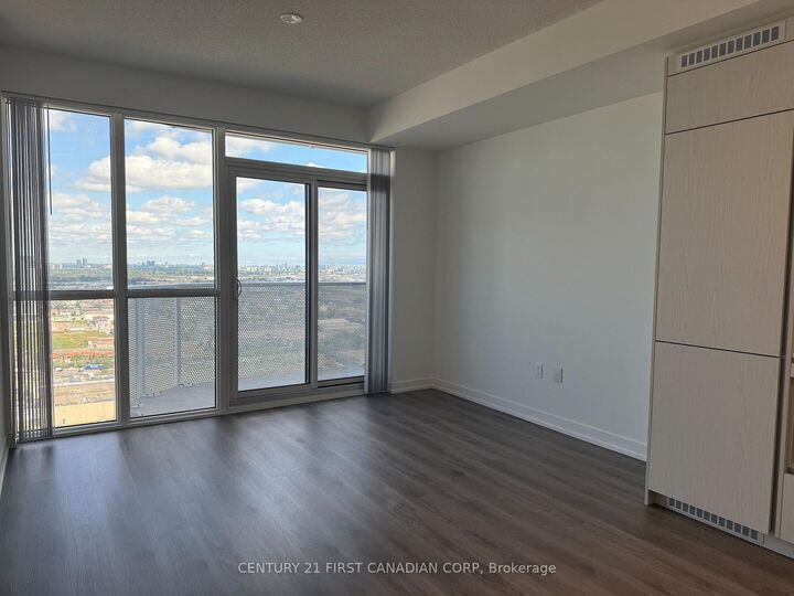 Property Photo: 28 Interchange Way N D-3705 ON L4K 0P8