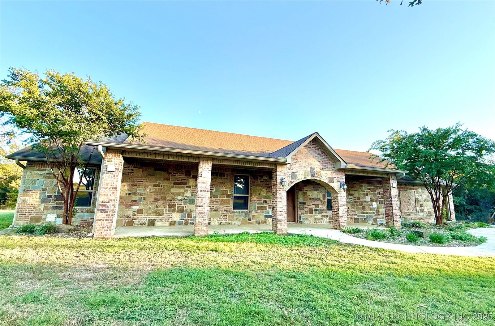 Property Photo: 427996 E 1050 Rd Road OK 74426