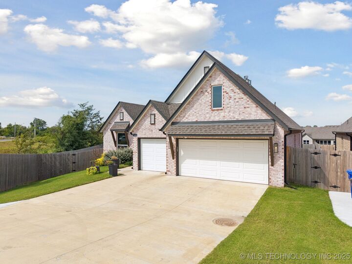 Property Photo:  2416 W Lansing Place  OK 74012 