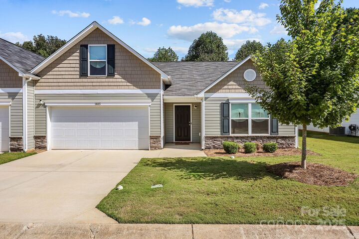 Property Photo: 1405 Amberlight Circle NC 28144
