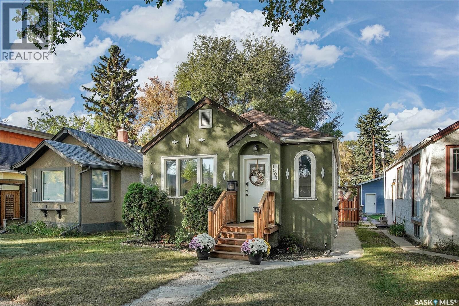 Property Photo:  1007 D Avenue N  SK S7L 1N5 