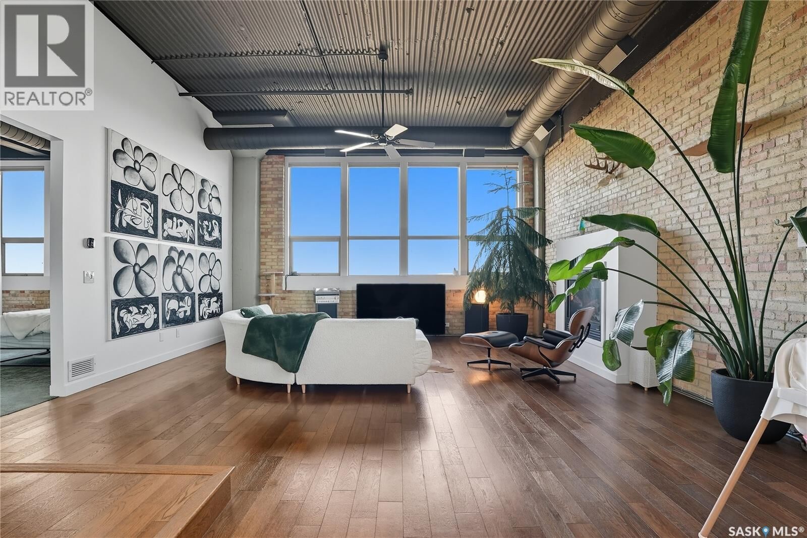 Property Photo:  503 211 D Avenue N  SK S7L 1M7 