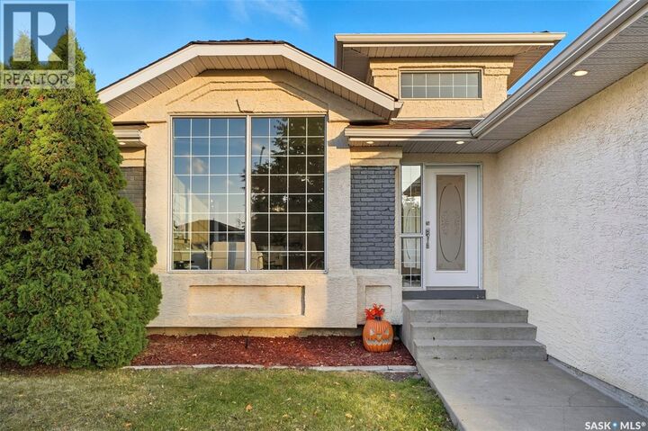 Property Photo:  302 Blackthorn Crescent  SK S7B 1V1 