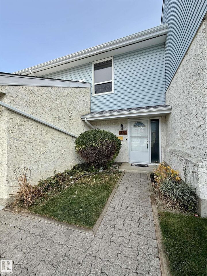 Property Photo:  221 Callingwood Place NW  AB T5T 2C6 