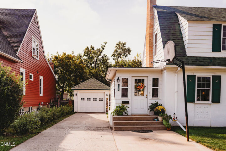 Property Photo: 718 3rd Street NE ND 58401