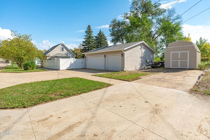 Property Photo:  411 2nd Avenue NE  ND 58554 
