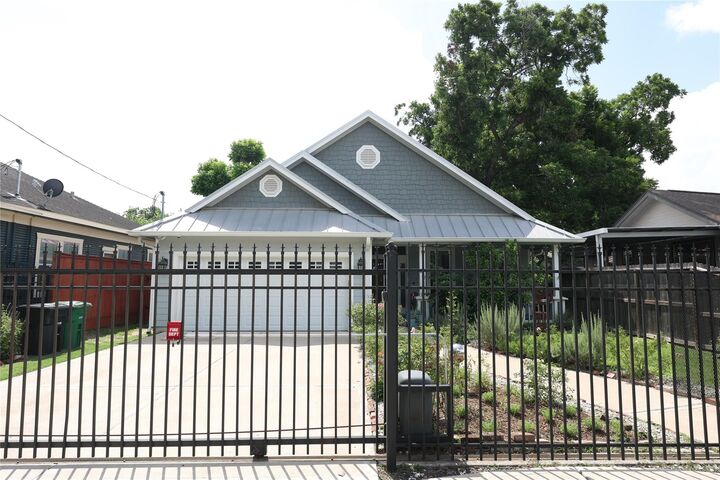 Property Photo:  212 Greenwood Street  TX 77011 