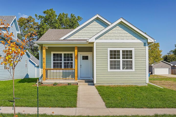 818 E Edison Avenue  Des Moines IA 50315 photo