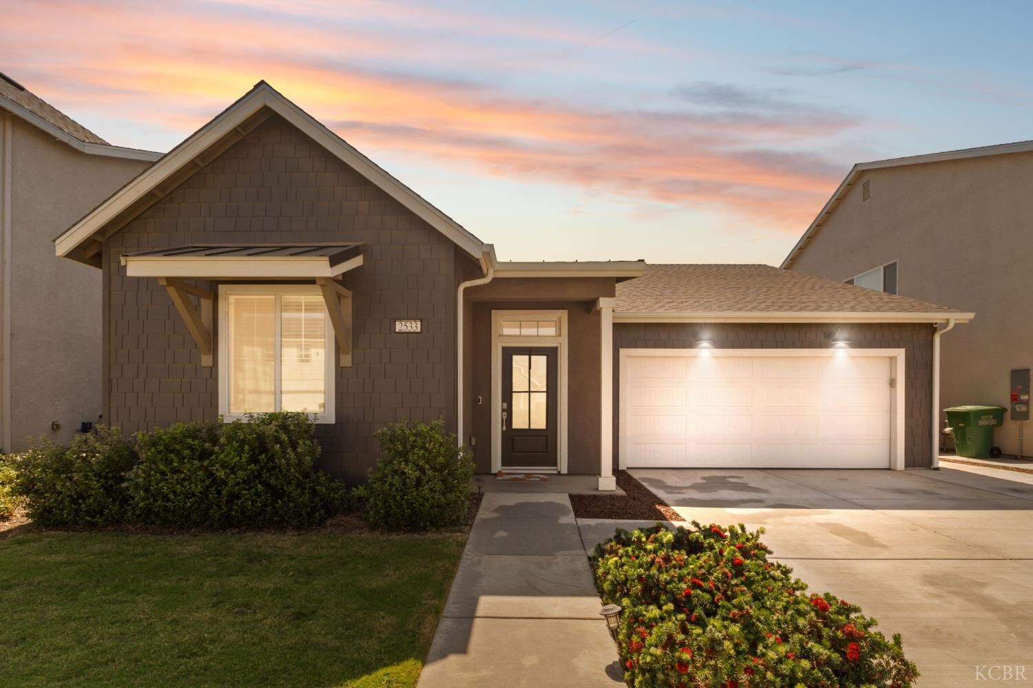 Property Photo: 2533 W Claridge Way CA 93230