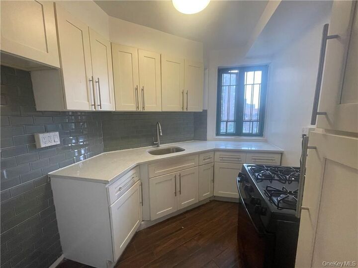 Property Photo:  1 Metropolitan Oval 1B  NY 10462 