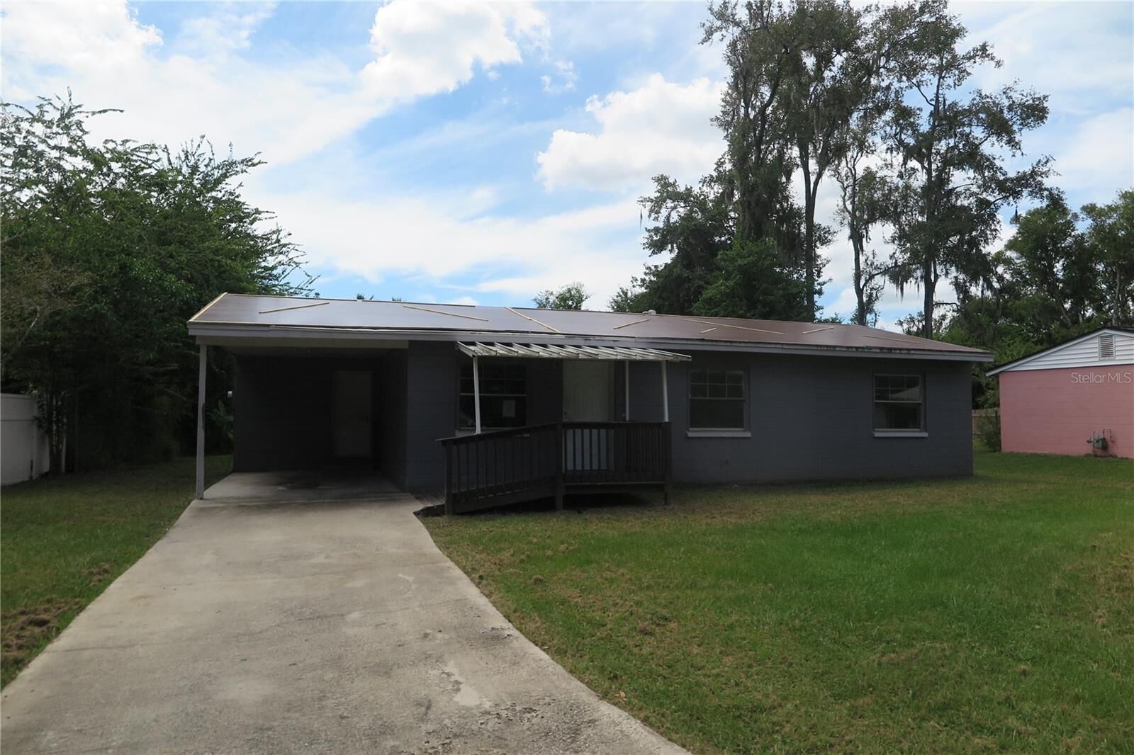 Property Photo: 1909 SE 14th Avenue FL 32641