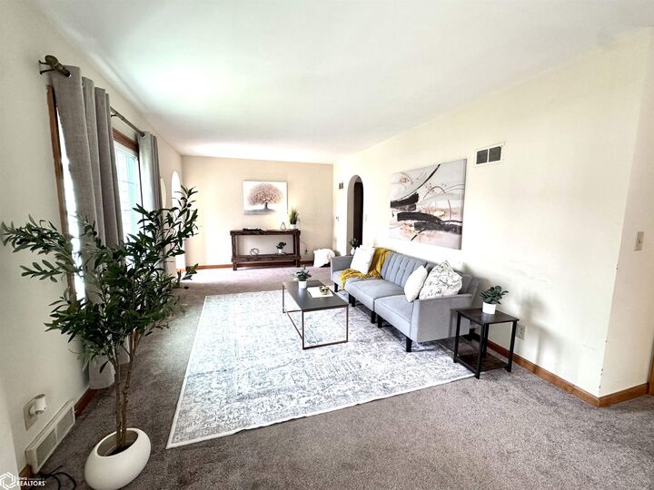 Property Photo:  35 S Tennessee  IA 50401 