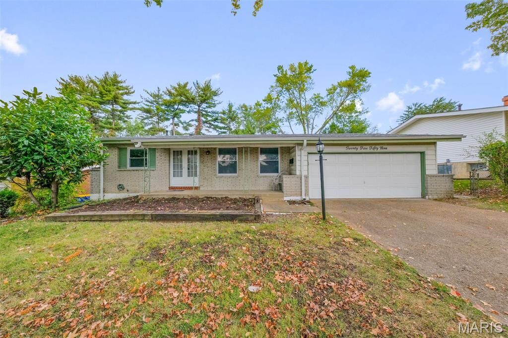 Property Photo: 2559 Burchard Drive MO 63136