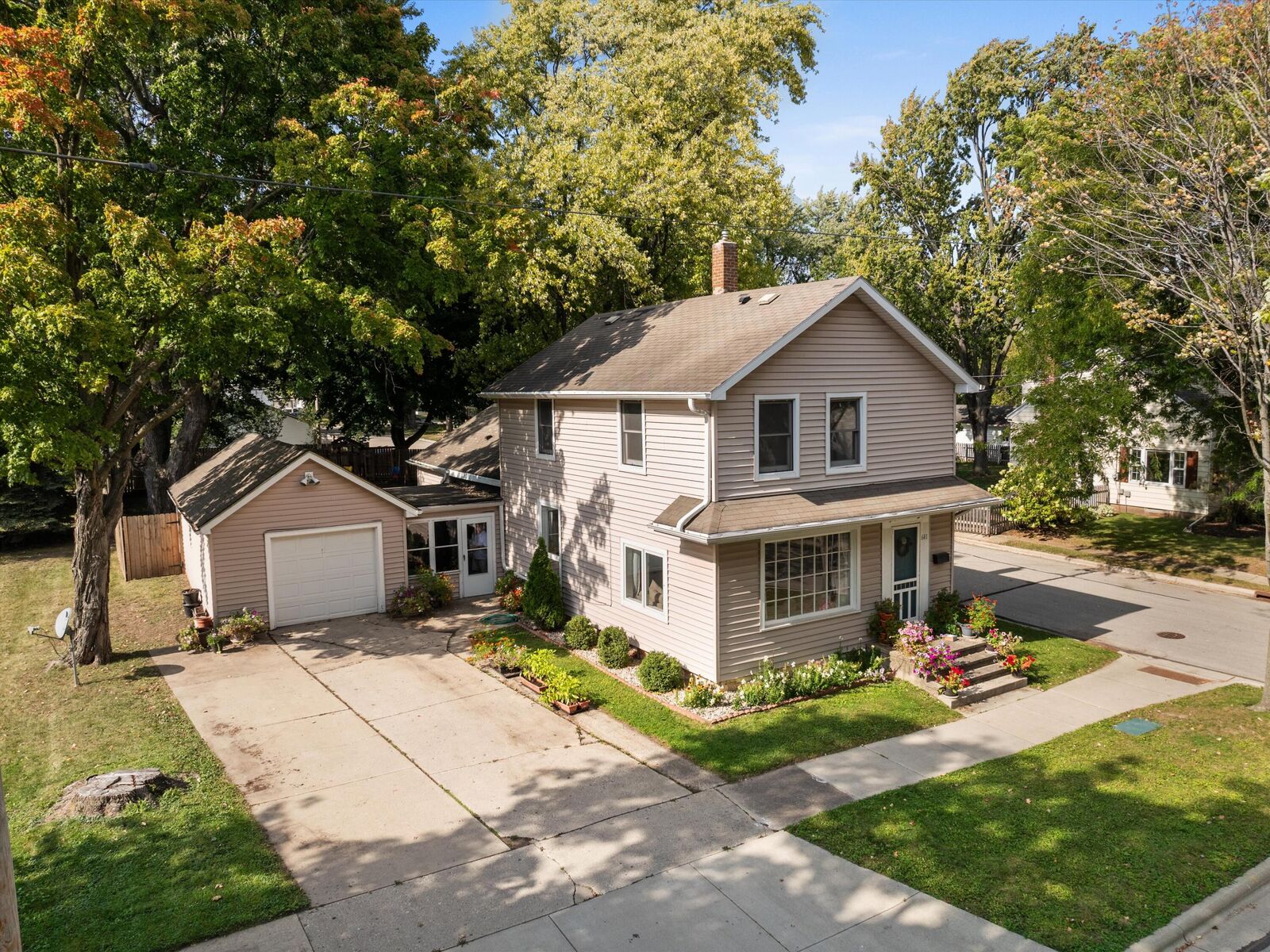 Property Photo:  641 N Huron St  WI 54115