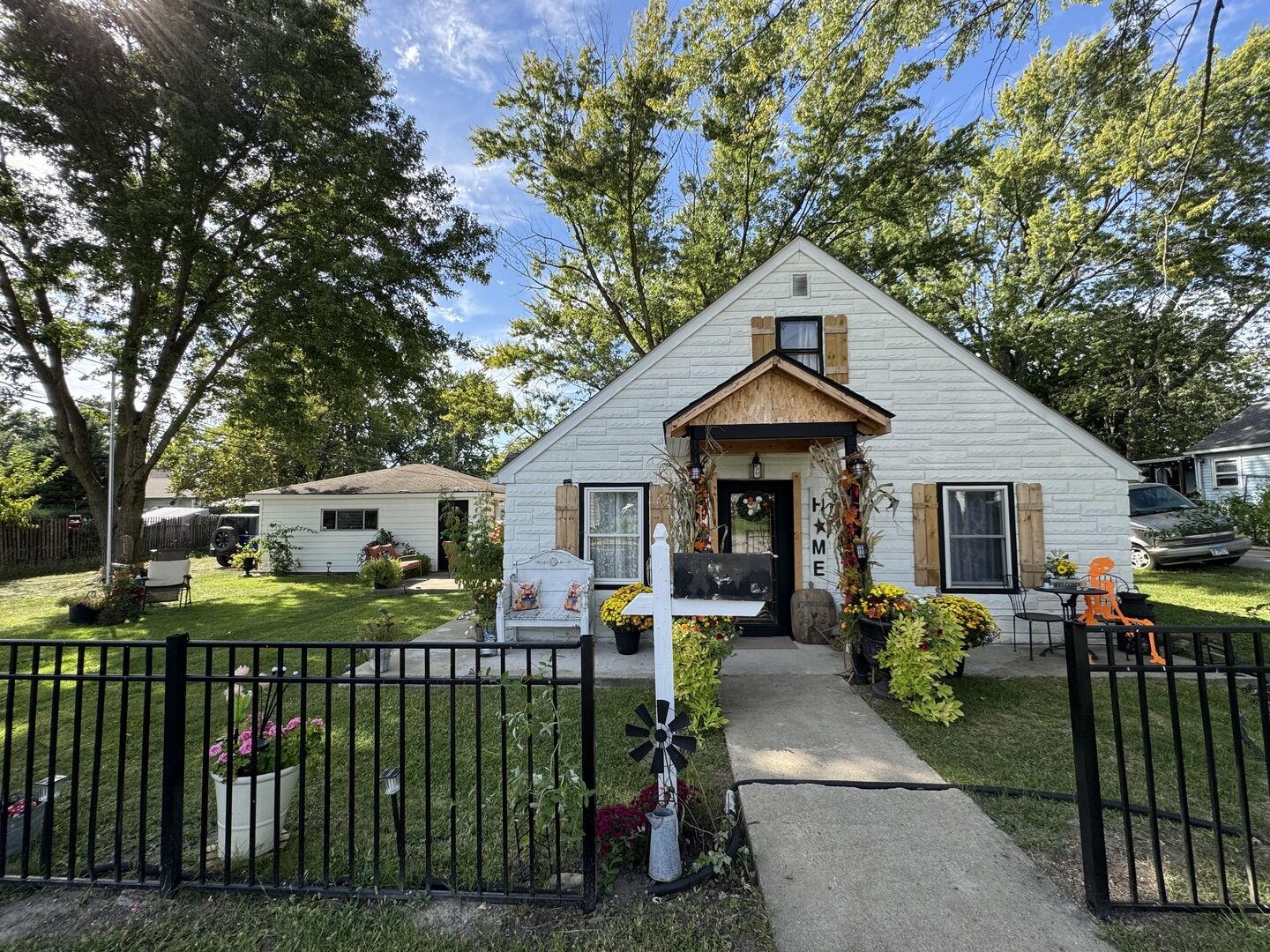 Property Photo:  409 Cayuga Street  IL 60432 