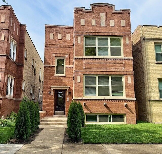 Property Photo:  5852 N Artesian Avenue 1  IL 60659 