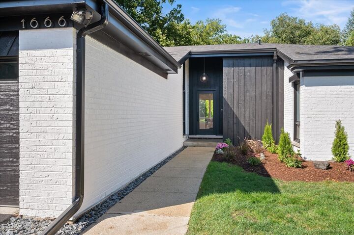 Property Photo:  1666 Cloverdale Avenue  IL 60035 