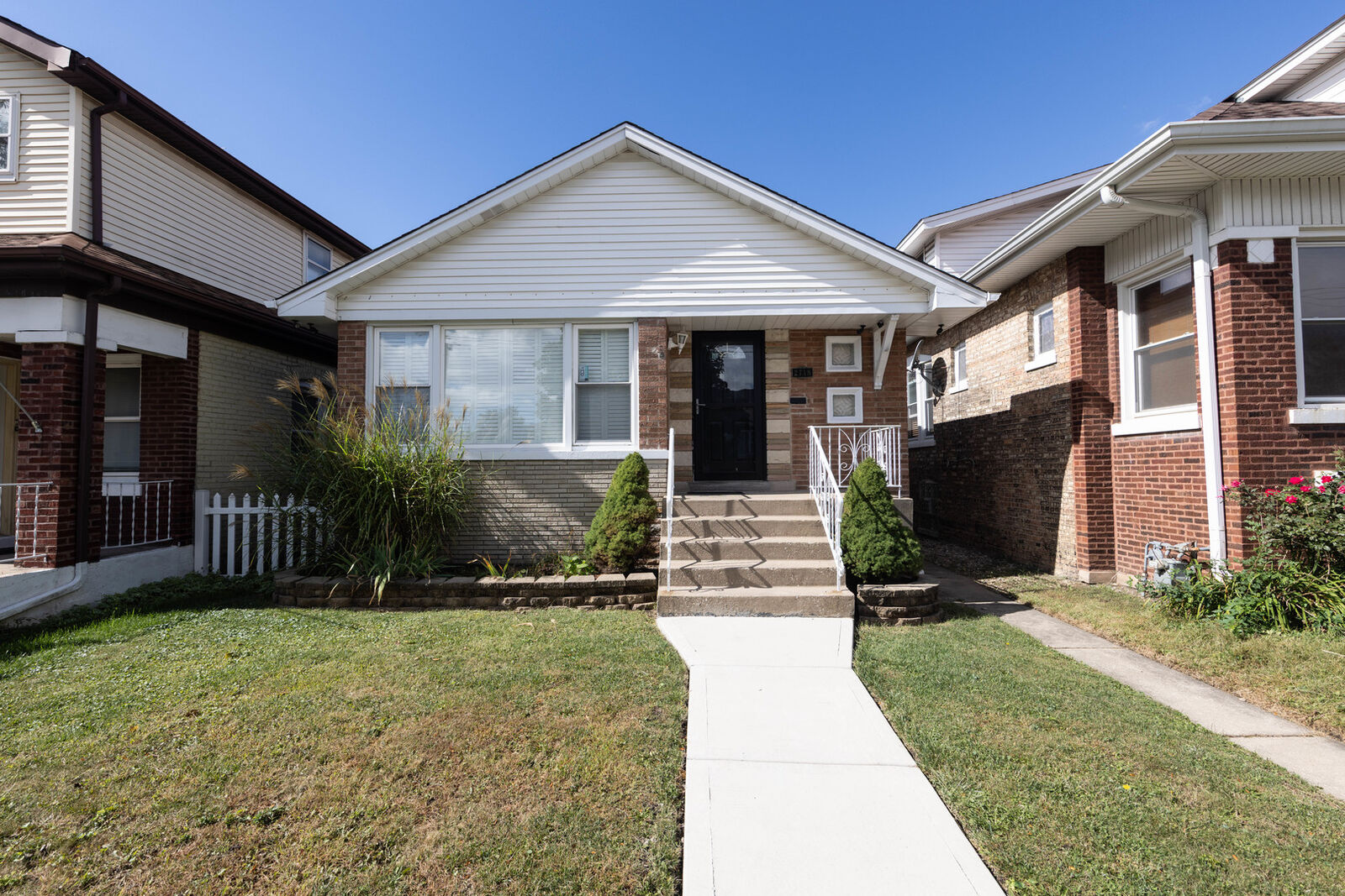 Property Photo: 2718 S East Avenue IL 60402