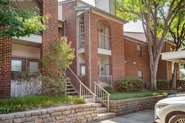 Property Photo: 3209 Donnelly Circle 104 TX 76107
