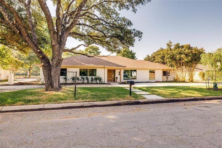 Property Photo: 7017 Serrano Drive TX 76126