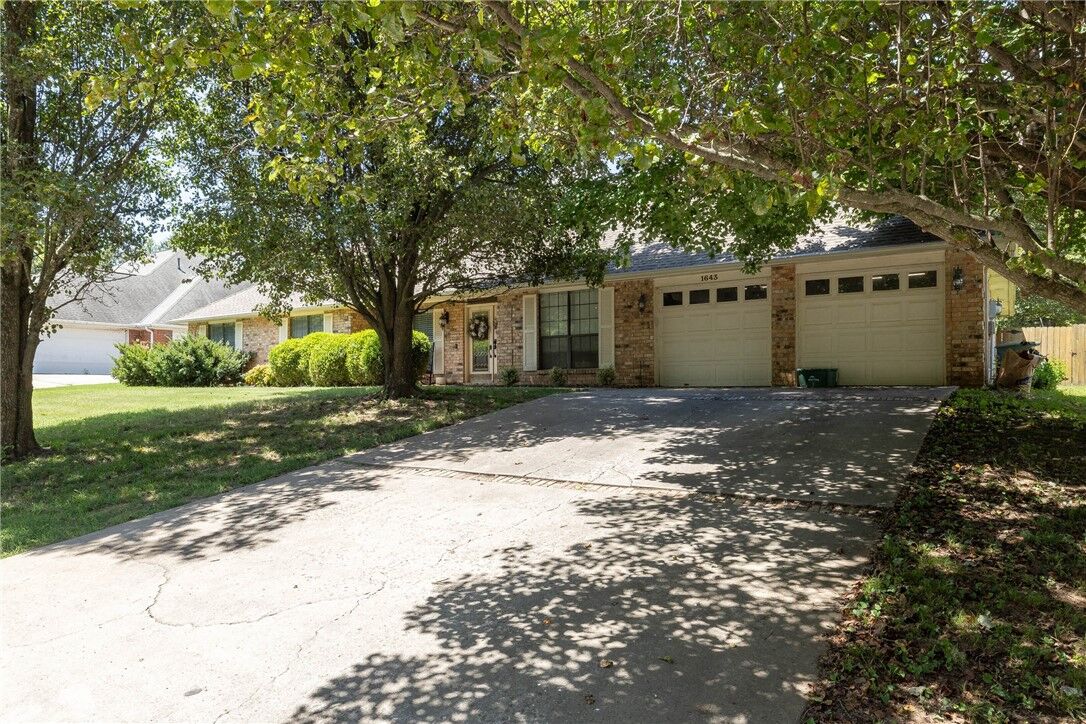 Property Photo: 1643 N Arthurs Court AR 72701