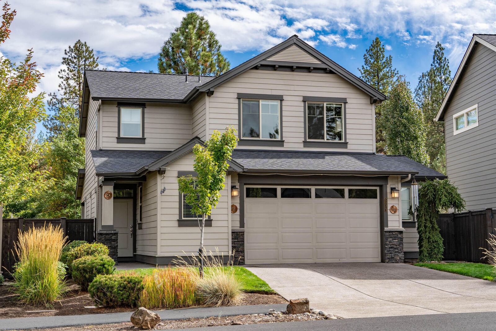 Property Photo: 60523 Hedgewood Lane OR 97702