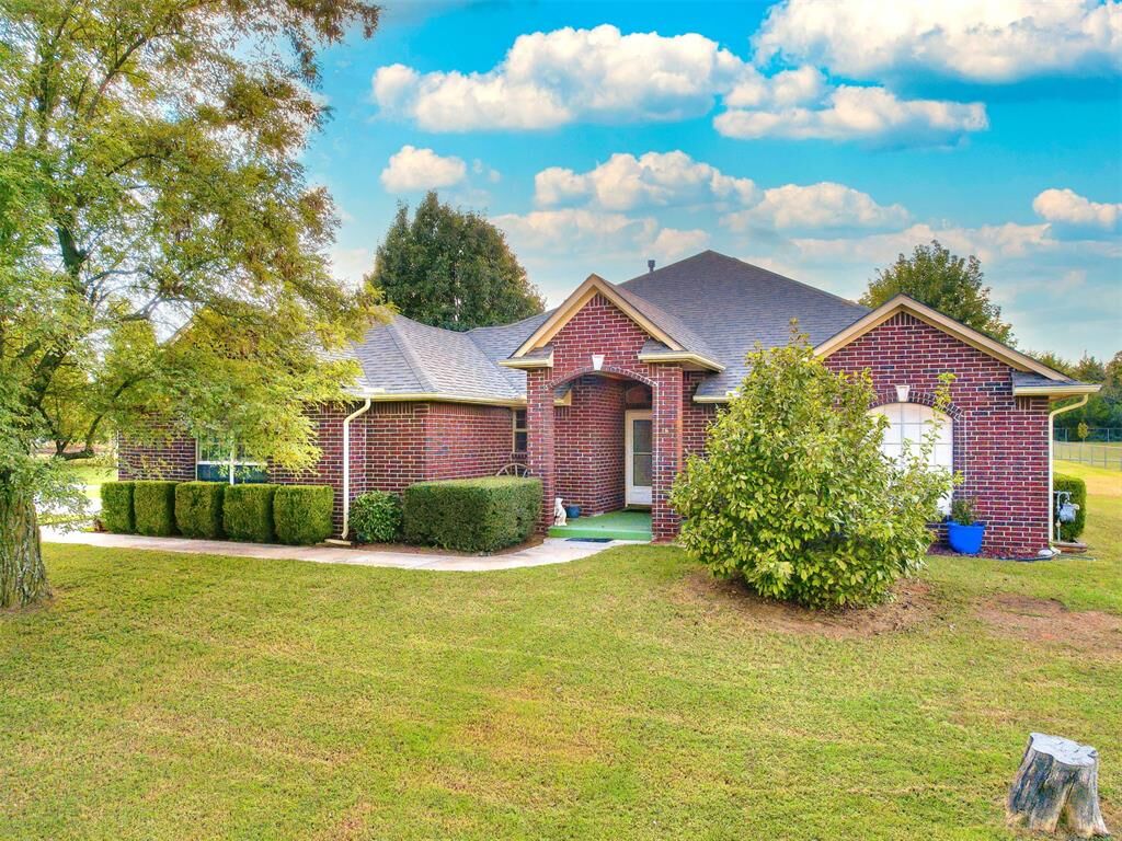 Property Photo: 557 Locust Grove Drive OK 73010