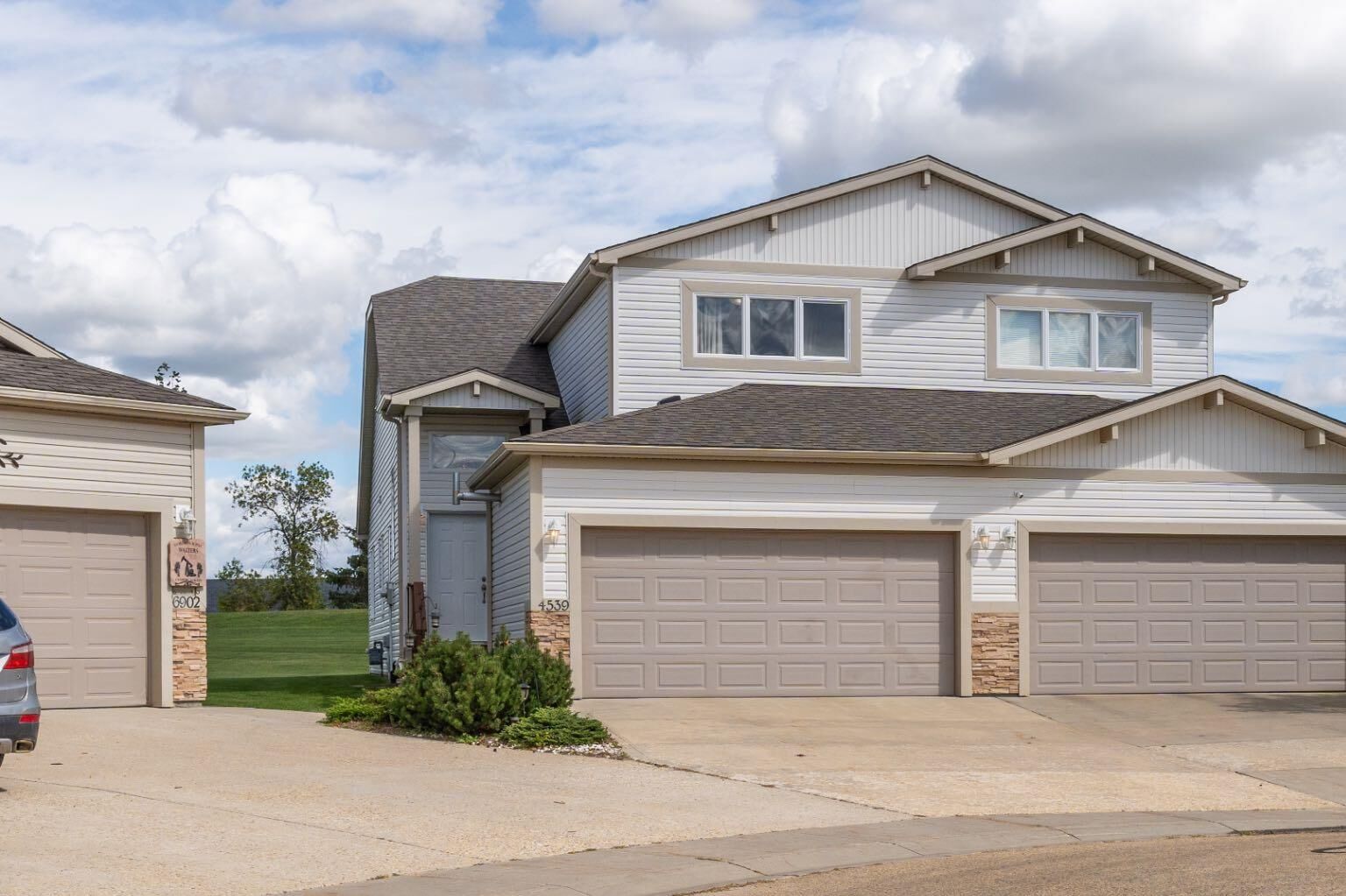 Property Photo: 4539 69 Street 18A AB T4V 5B3