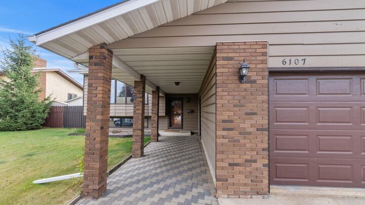 Property Photo: 6107 36 Avenue AB T4V 4A7