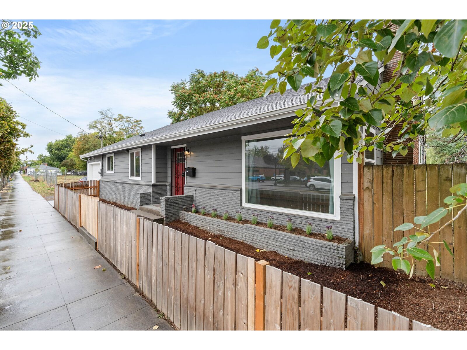 Property Photo: 206 NE 102nd Ave OR 97220