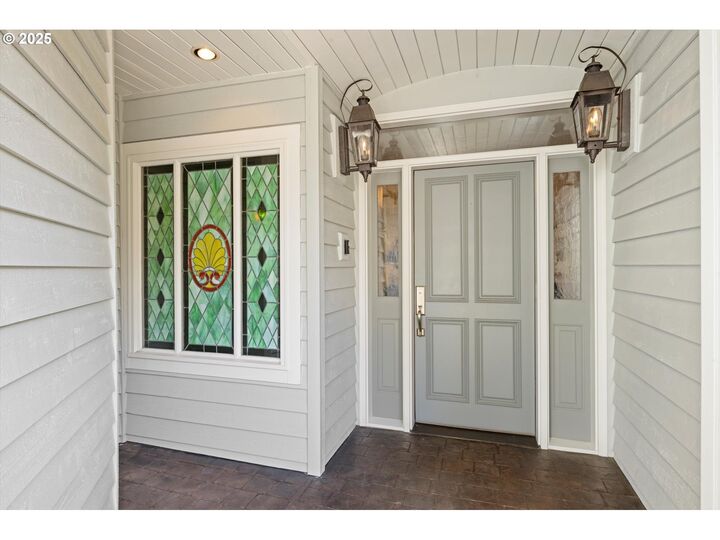 Property Photo: 4368 Lakeview Blvd OR 97035