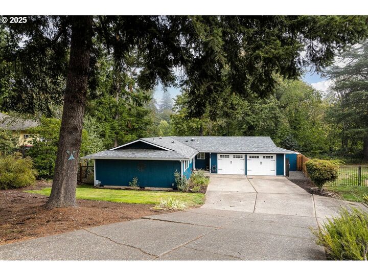 Property Photo:  913 SE Angella Ct  OR 97128 
