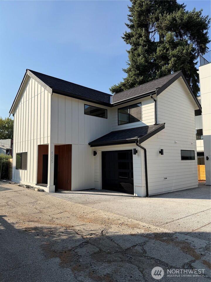 4525 S Orcas Street  Seattle WA 98118 photo