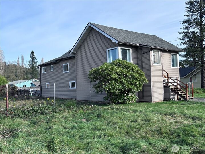 Property Photo: 208 E King St WA 98520