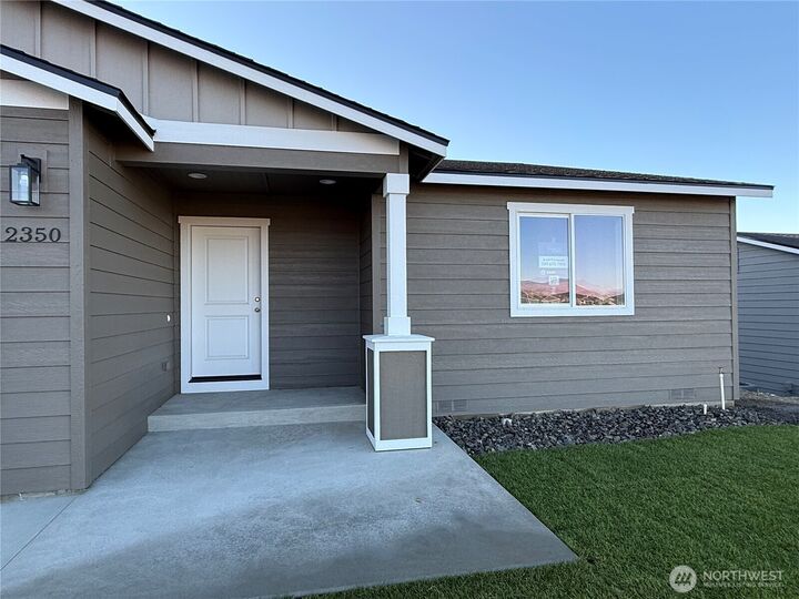 Property Photo:  2350  2nd Street SE  WA 98802 