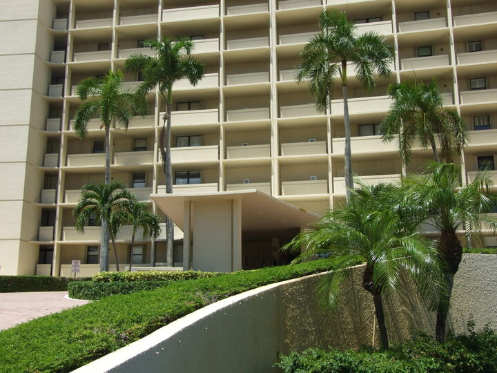 Property Photo: 130 Lakeshore Drive 522 FL 33408