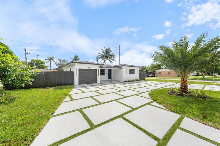 Property Photo: 1305 N 31st Rd FL 33021
