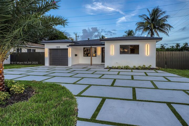 Property Photo:  1305 N 31st Rd  FL 33021